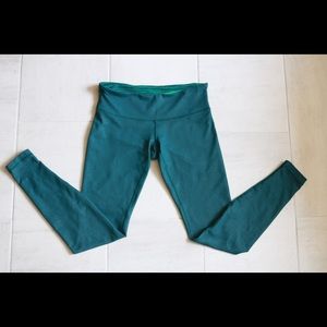 Women’s lululemon mid rise yoga pants size 6